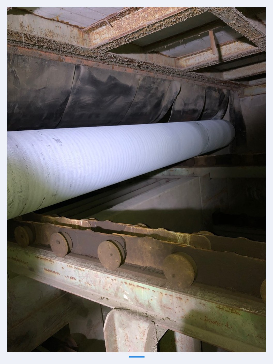 Conveyor chain running inside a heat treatment furnace